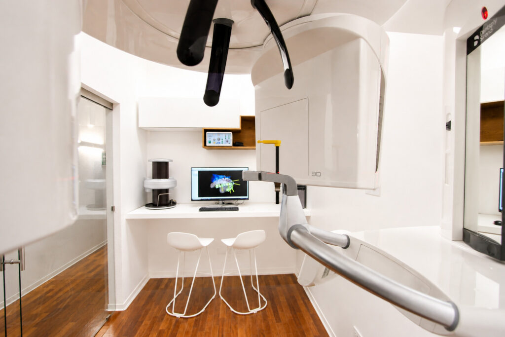 Apparecchio per radiografie panoramiche visto da vicino, con la postazione di refertazione accanto