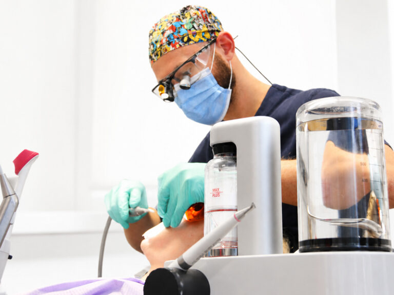 Manipolo Airflow per la pulizia professionale dei denti